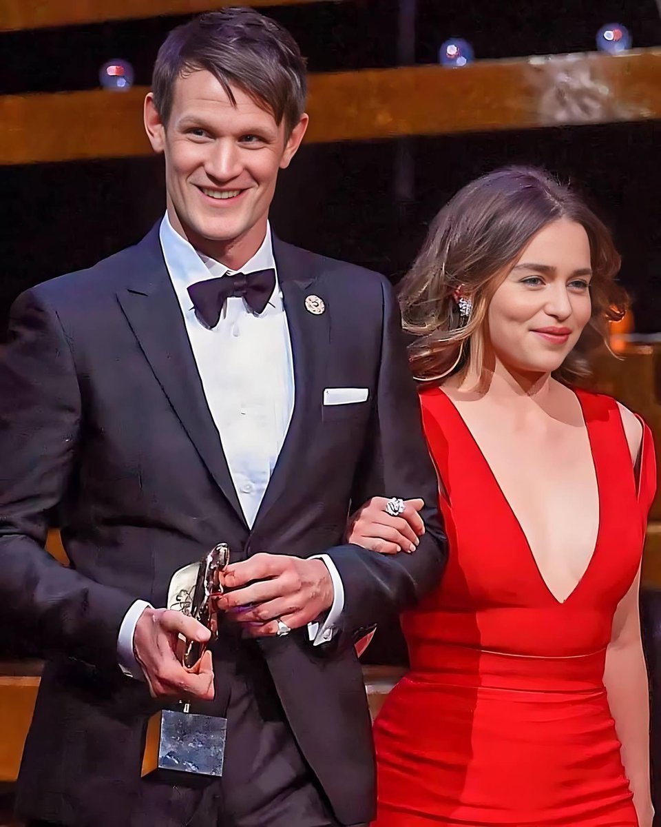 emgot88's tweet image. On Daemon Targaryen 43th Birthday 🐲🔥 (with his 6th degree great - granddaughter). #EmiliaClarke &amp;amp; #MattSmith, BAFTA Awards 2016.
