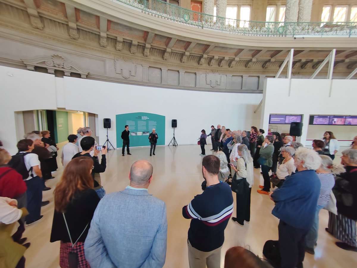 Aquest matí hem presentat al #MNAC, el nou projecte de l’artista #NoraAncarola "La força del Display. Arxiu Gae".

🎥 Una instal·lació multimèdia que ens permet accedir a les entranyes secretes de la construcció i consolidació del Museu.
🧵👇