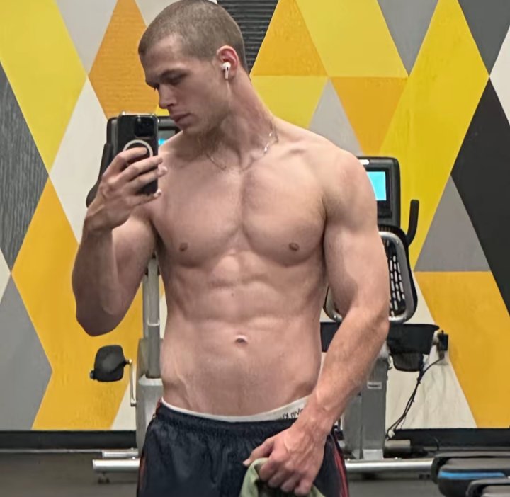 greedcyo's tweet photo. buzzcut era you will always be loved by me https://t.co/ZSADQjUMTF