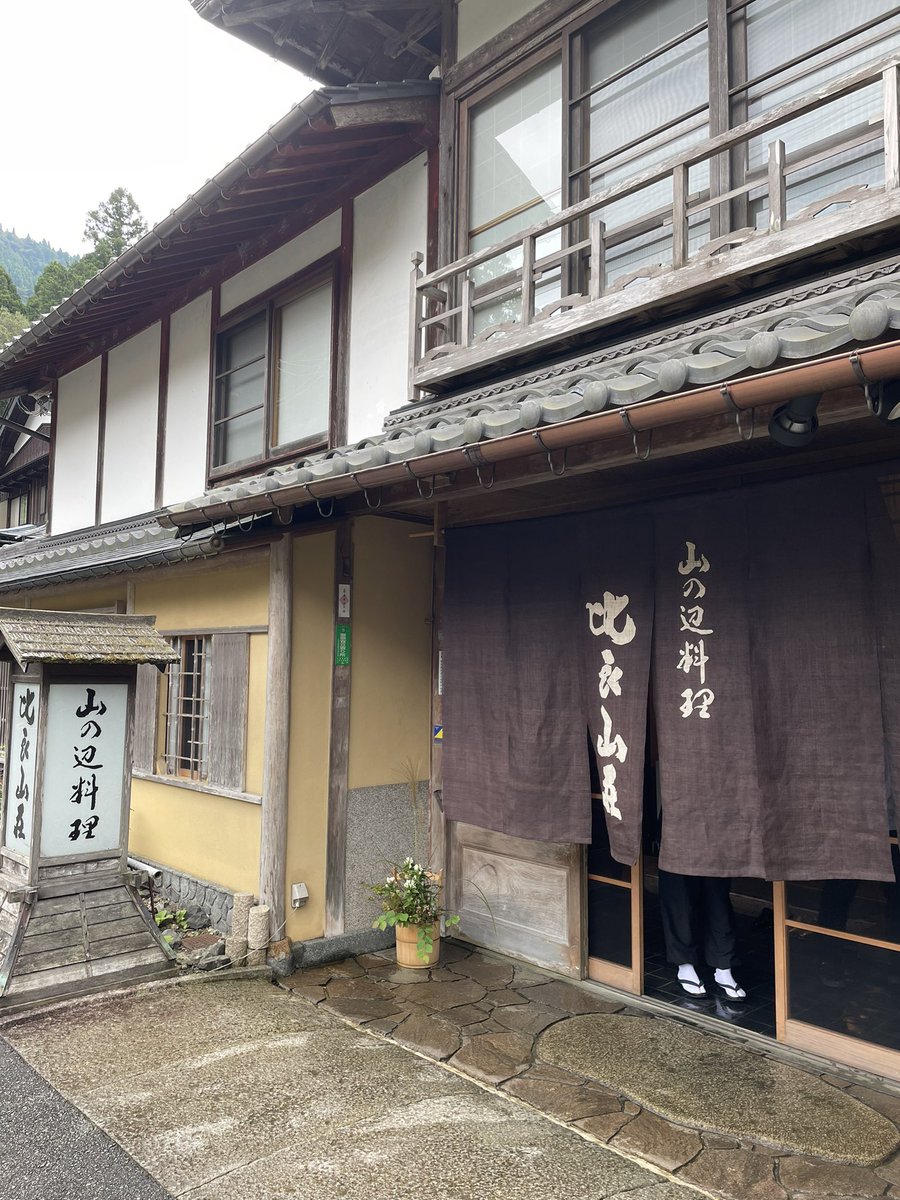 yousei_group's tweet image. 熊鍋で全国に知られる滋賀『比良山荘』
大将の話だと契約する猟師50人が仕留めたクマは全て買い取るようにしているらしい。猟師の生活維持と熊肉を厳選するためだとか。全県に比良山荘ができたらクマ問題は解決するのでは?
(熊鍋はすごく旨い。故服部幸應先生が最後の晩餐にしたいと言っただけある。