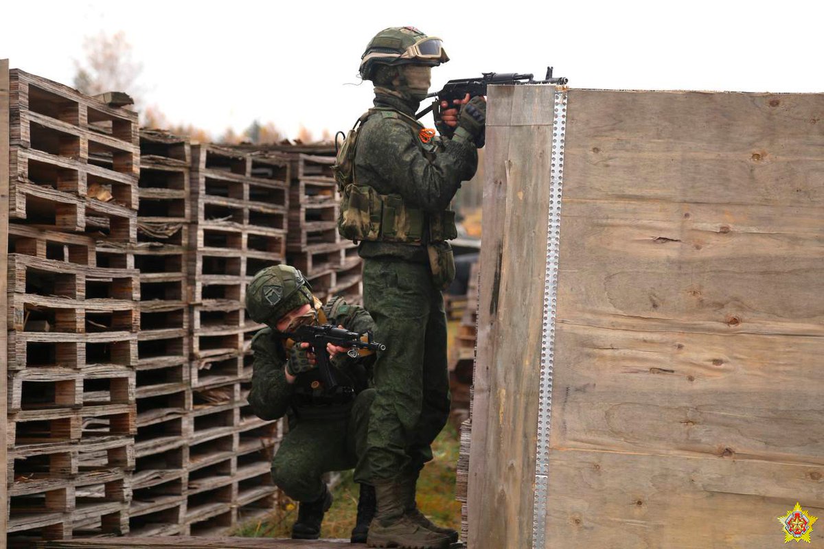 TheGreyPatriot_'s tweet photo. 🇧🇾🇷🇺 Today's training of 2nd year kursants at combined arms faculty of Belarusian Military Academy in Minsk at "Belaya Luzha" training center.
#Russia #Belarus #Belarusian #Today #Training #Military #Army #Cadets #Kursants #Tactical #Minsk #BMP2 #IFV #Mechanized #AK74 https://t.co/607iAWQ74o