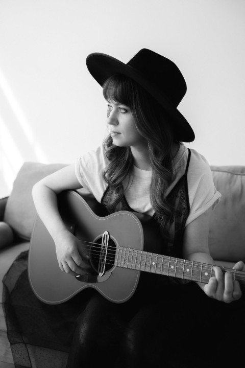 Justine Giles returns with "Parts Of Me," a stunning, confessional ballad in the spirit of Joni Mitchell! The song explores the emotional tug-of-war within, giving voice to the inner critic, child, and parent. It's powerful healing through music. canadianbeats.ca/2025/10/28/jus…