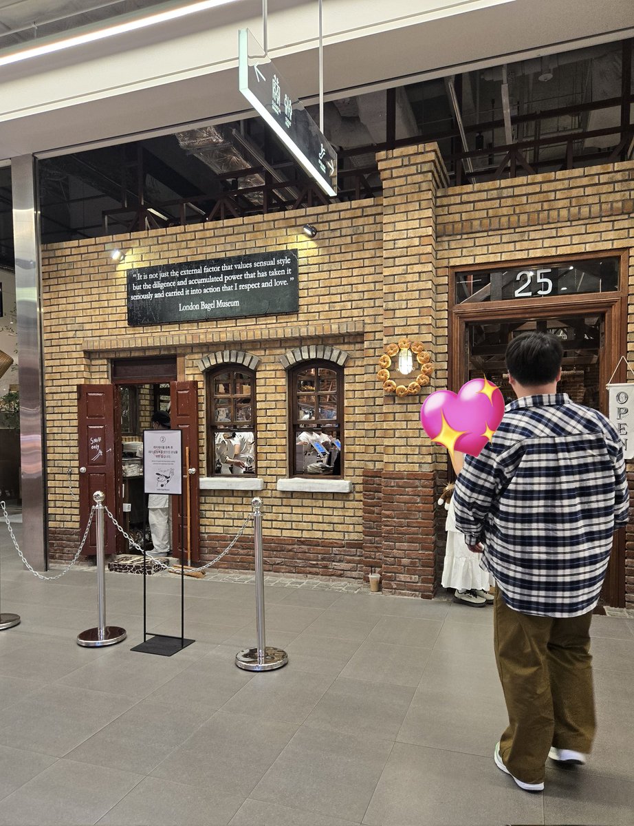 오랜만에 더 현대갔더니 런던베이글 뮤지엄이 들어와있더라고요.
생각보다 사람들이 많아서 놀랐습니다.

저는 사람을 갈아넣고 만든 빵을 불매하려 합니다.

꽃다운 나이에 짧은 생을 마감한 청년이야기가 너무 마음이 아픕니다.

삼가 고인의 명복을 빕니다.