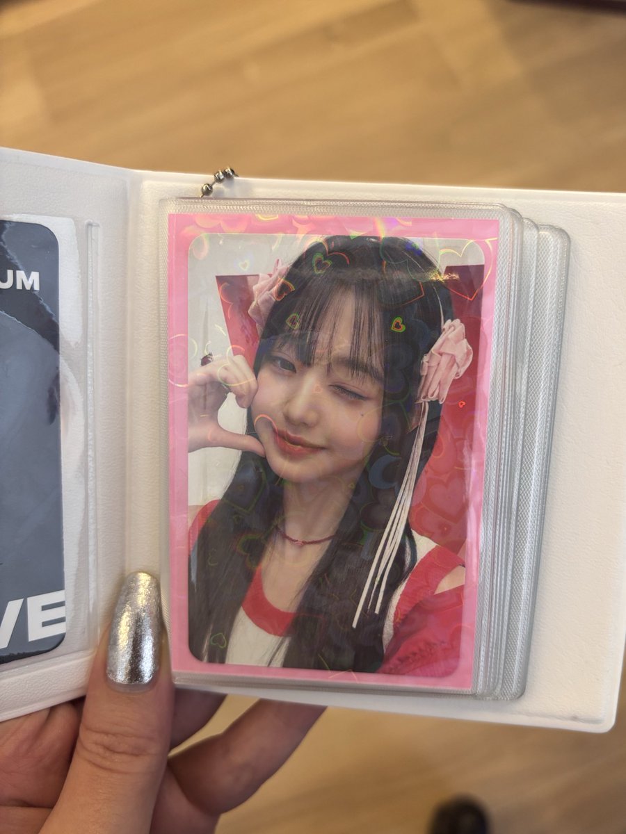 meu primeiríssimo binder . . .
estou emocionada !!! ainda vou decorar muito ele