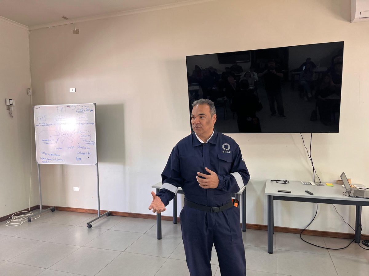 AHORA: Gerente de Refinería Biobío, Carlos Garcia, realiza presentación y responde dudas de las y los dirigentes presentes, tras la exposición del jefe de operaciones

#asamblea
#federación
#sindicatos
#refinería
#biobío