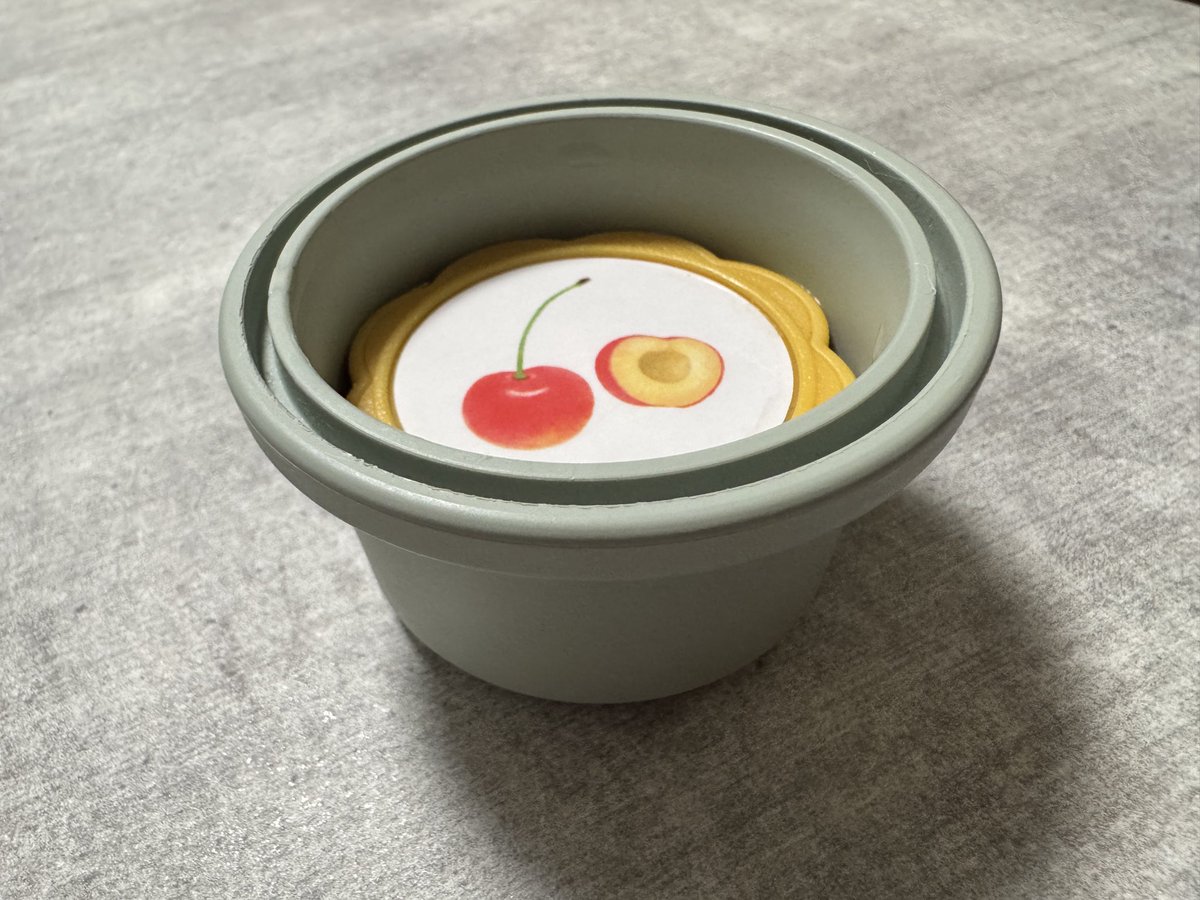 pivovo0721's tweet image. 【HELP😭】取れません。スタッキングカップにおもちゃがぴったりはまってます。カップをお湯につけてみたりはしたんですが...どうやったら取れると思いますか？😨😨😨拡散希望レベルで困ってます。誰か助けてくださいいいいいいい