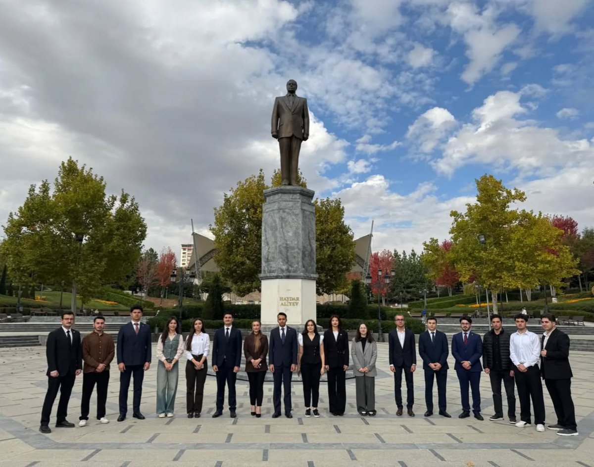 butadernegi's tweet photo. 18 Ekim – Bağımsızlığın Yeniden Kazanılması Günü vesilesiyle, Ankara’da eğitim alan Azerbaycanlı öğrenciler ve öğrenci topluluklarının temsilcileriyle birlikte Ulu Önder Haydar Aliyev’in anıtını ziyaret ettik. https://t.co/56DL6GGjLB