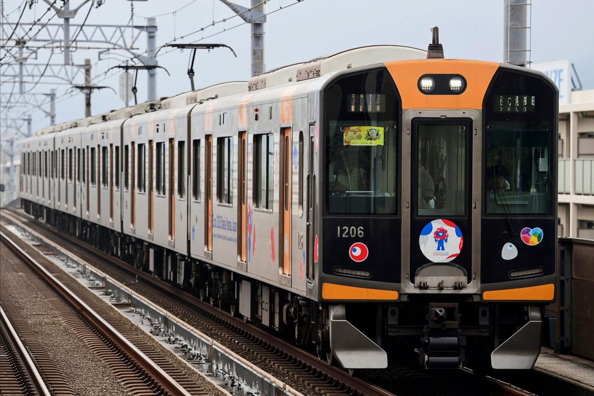 先月撮影の阪神電車。少しずつ赤胴車が増えている8000系ですが、世代