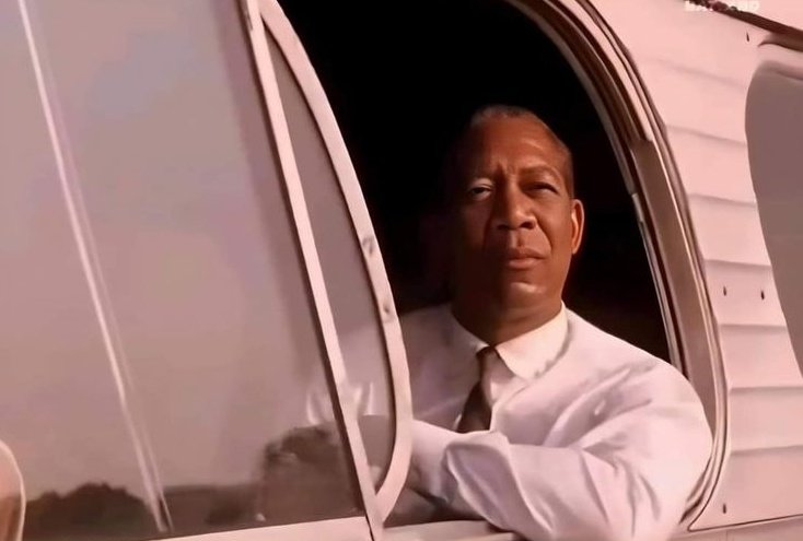 Me In Kisoro, after using Horizon bus which scammed me from Kampala that they were headed for Ishaka-Bushenyi, then again I slept off in mbarara which was my only stopover. Now I have to board another bus to go back to Ishaka.