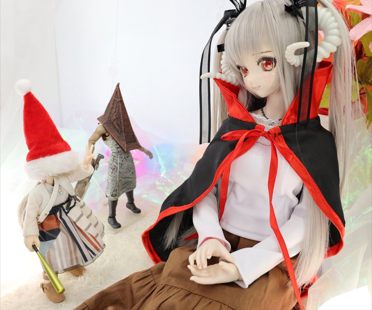 #今夜のドール撮影120分一本勝負
お題「おきにいり」

ルミュ「お嬢様〜ハロウィンの仮装は、お気に入りの『三角様』でいきますですわ〜😀

あかね「あ、はい……そうですか………