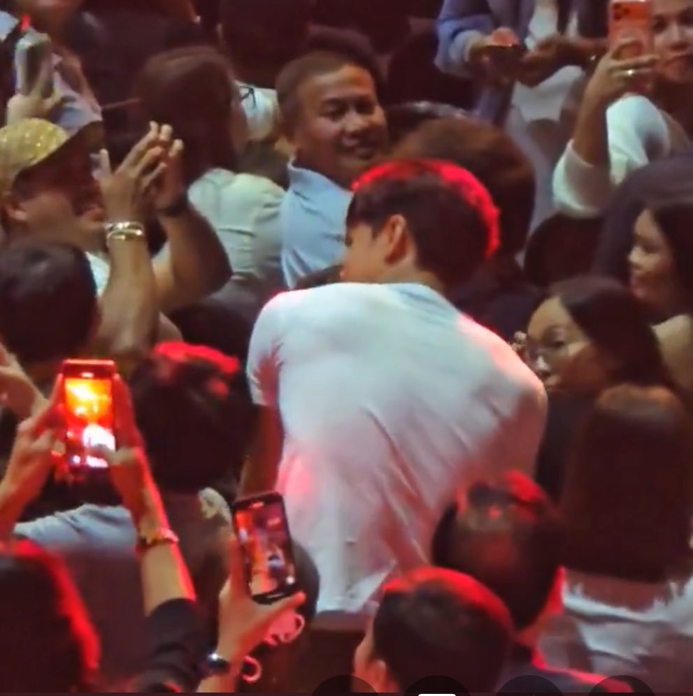 stellyace's tweet image. 2019 Stell with Mori            2025 Stell at Mori’s concert

Pero ang gusto ko talagang i-highlight dito ay yung back nya, ang ganda parin. Mas maganda pa nga 👌🏼