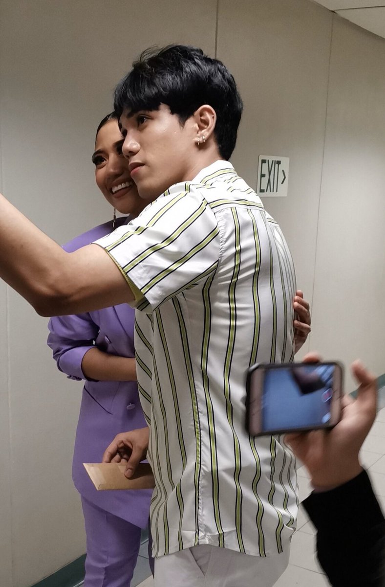 stellyace's tweet image. 2019 Stell with Mori            2025 Stell at Mori’s concert

Pero ang gusto ko talagang i-highlight dito ay yung back nya, ang ganda parin. Mas maganda pa nga 👌🏼