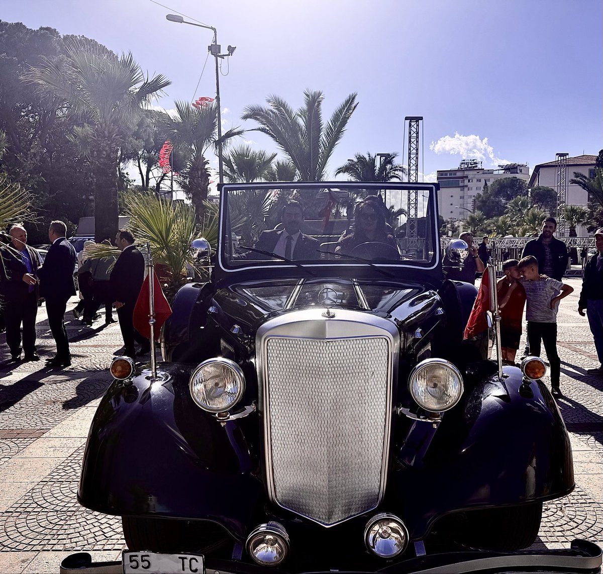 Gazi Mustafa Kemal Atatürk’ün cumhurbaşkanlığı döneminde kullandığı makam aracı Turgutlu’da sergilendi. Biz de bu tarihi araçla hatıra fotoğrafı çektirdik. 
#29ekimcumhuriyetbayramı