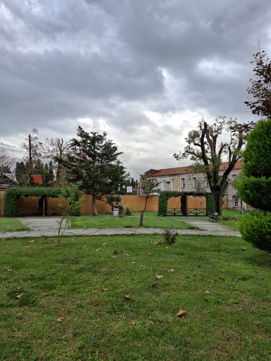 İç bahçeye giden yolu kapatıp tarihi dersliklerimizi çalmışlar... (!) 🫠
<a href="/zaimuniv/">İZÜ</a>