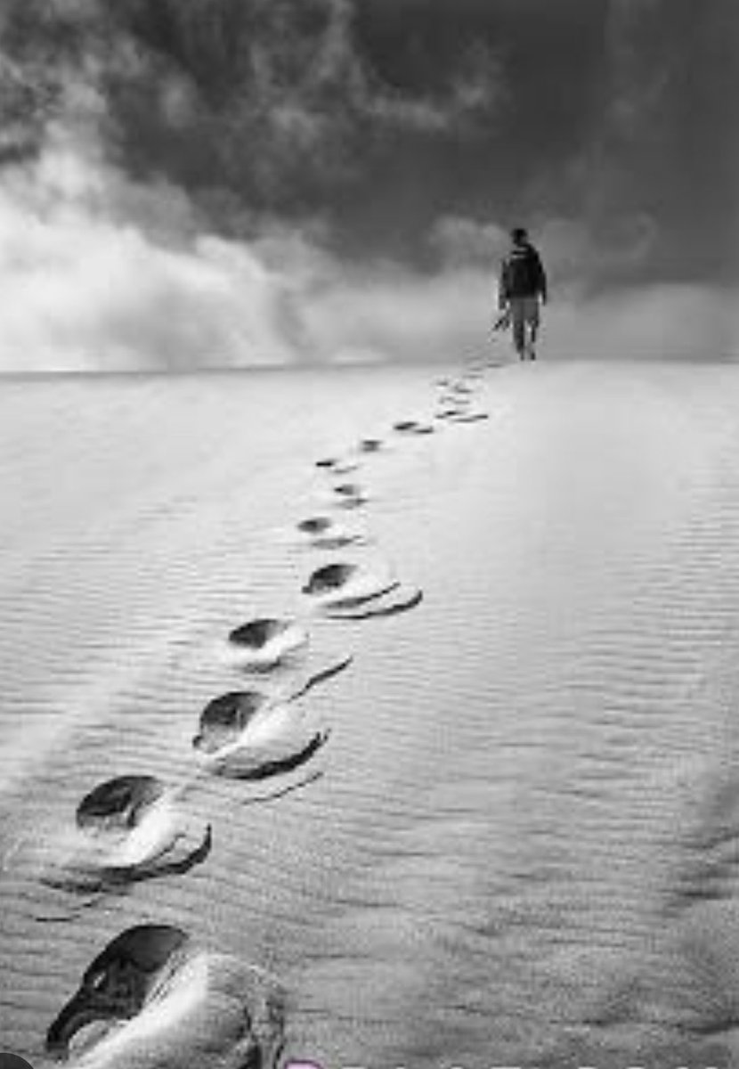 يرمّمُ العشـقُ أوصالي ويكســرها
فكيفَ نلجــا إلى عشـقٍ كســرناهُ

وكيف أقرأ همسَ العشق في كتبي
ولا يعــودُ لنــا عشـقٌ محونــاهُ
     
فهل سألتَ عن العشاق ما صنعوا
هامـوا كقيسٍ وليلى كم بها تاهوا
     
كلاهما قُـدّ من شــوقٍ ومن ولهٍ
وما انتهى الحــبُّ ما أحلـى خطاياهُ

يبقى لنـا