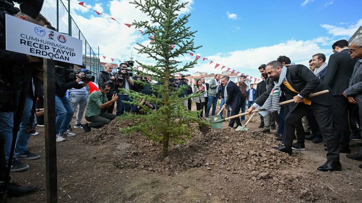 Sincan Belediyesi ev sahipliğinde TÜBAF tarafından "Filistinli Gazeteciler Fidanlığı" Fidan Dikim Töreni Sincan'da yapıldı. Cumhurbaşkanımız <a href="/RTErdogan/">Recep Tayyip Erdoğan</a>  Hanımefendi <a href="/EmineErdogan/">Emine Erdoğan</a>  adına da Fidanlar dikildi.  <a href="/acarfaruka/">Faruk Acar</a>  <a href="/MuratErcan0606/">Murat Ercan</a> katılımcılara teşekkür ediyoruz <a href="/snnburhan/">Sinan Burhan</a>