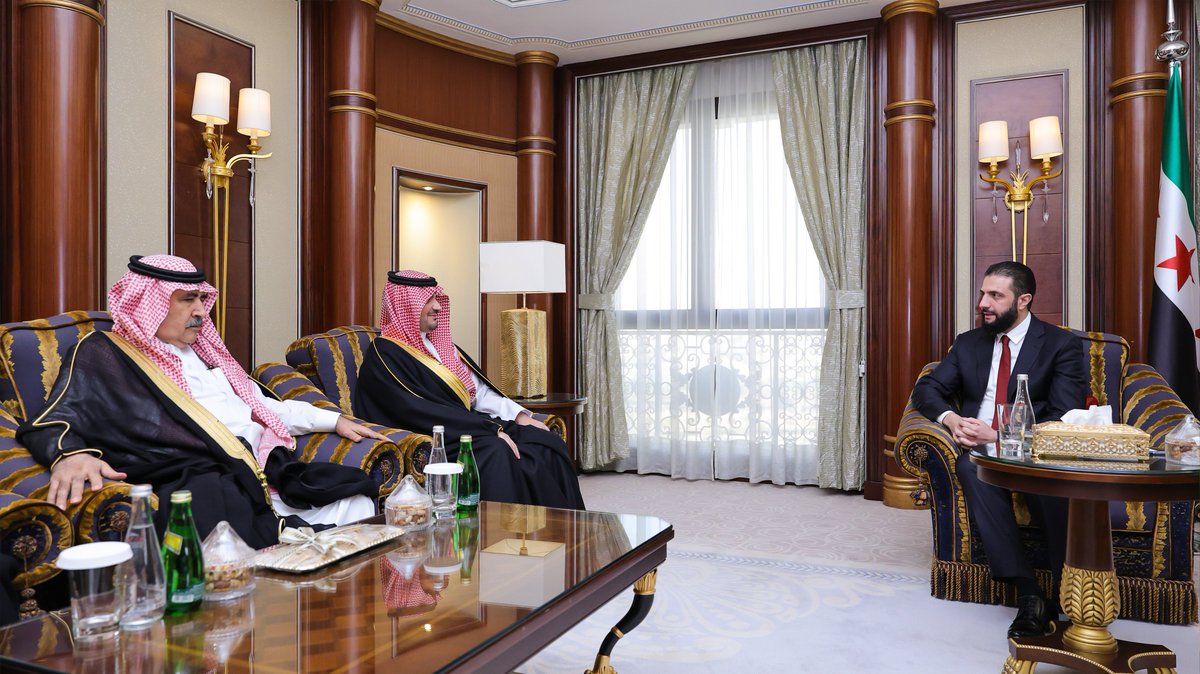 اجتمع السيد الرئيس أحمد الشرع، في مقر إقامته بالعاصمة السعودية الرياض، مع سمو وزير الداخلية السعودي الأمير عبد العزيز بن سعود بن نايف آل سعود، وذلك بحضور وزير الخارجية السيد أسعد الشيباني.

#رئاسة_الجمهورية_العربية_السورية