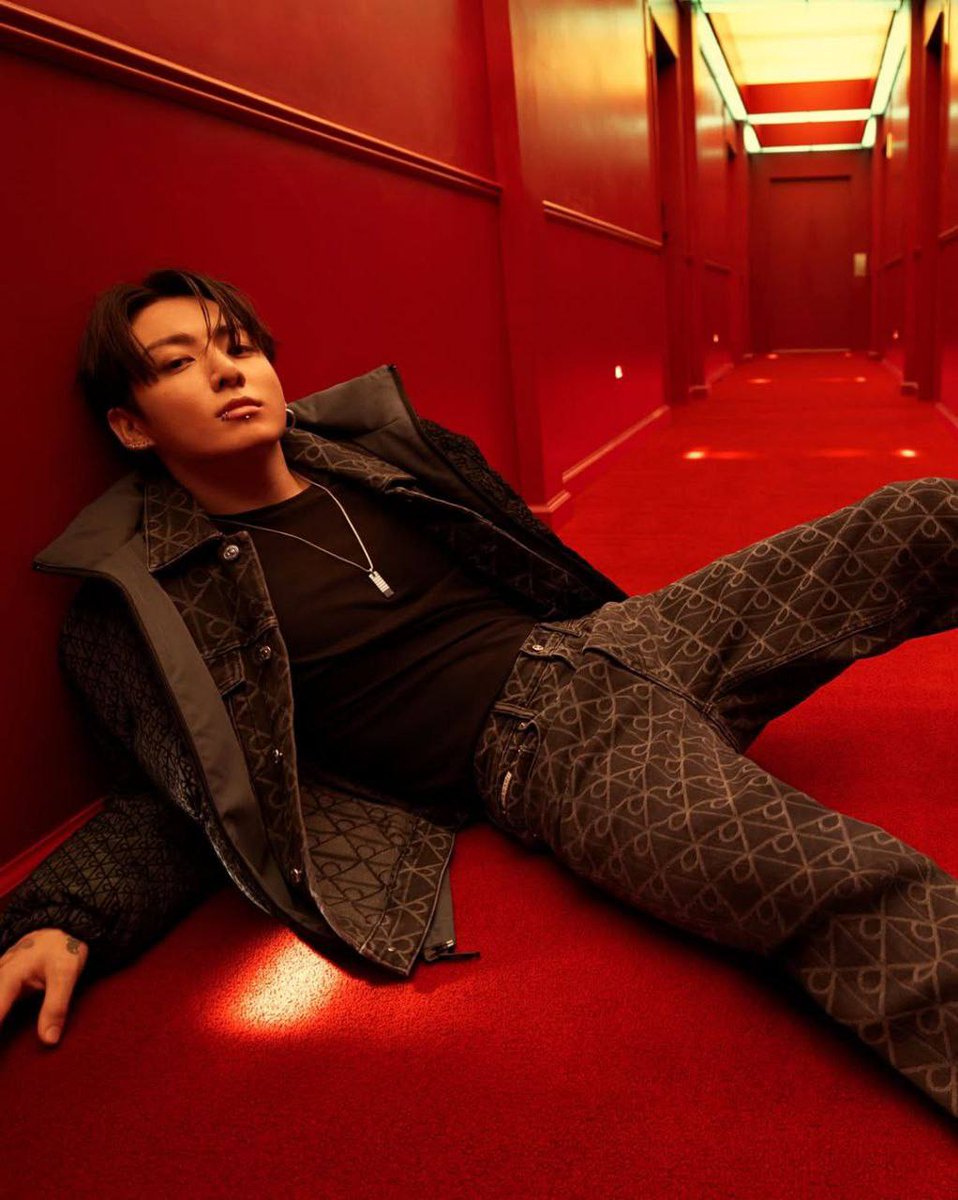 Я помню, что были люди, которые боялись, что они не перенесут кампанию СК, если Чонгук будет там в одних трусах, а я знала, что я не переживу в любом виде
Что ж, я была права🫠