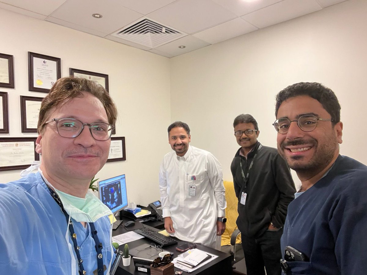 رعاية المريض في أفضل صورها تتجسد في التعاون وتبادل الآراء بين التخصصات. في مركز الملك فيصل لأمراض القلب بالحرس الوطني بجدة، اجتماع مميز لمناقشة الحالات المعقدة بمشاركة د. وائل الأمين (جراحة القلب)، د. أحمد قرملي (استشاري القسطرة القلبية والعيوب الخلقية)، ود. أنس مرداد (استشاري