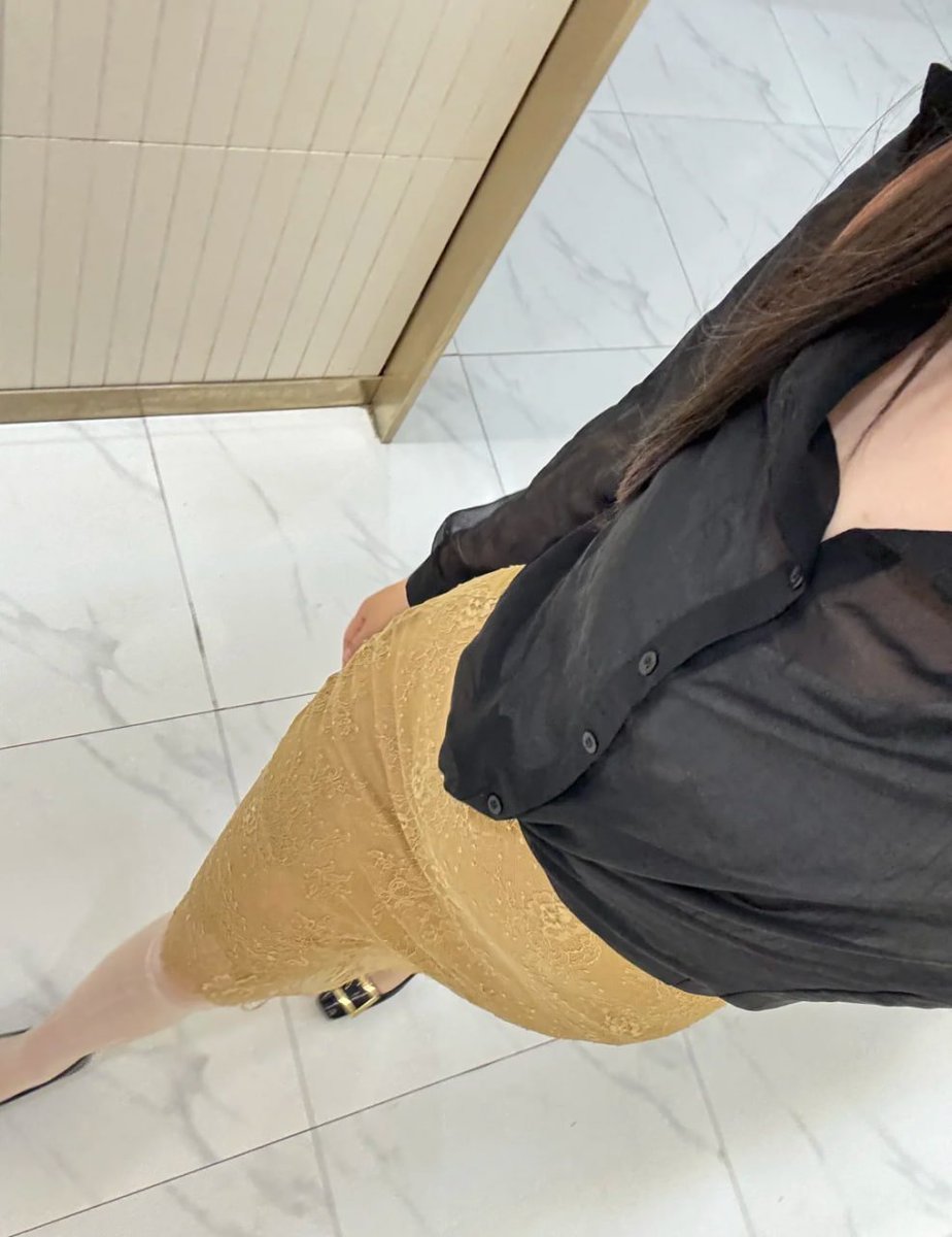 Ruby08855's tweet image. The real glow comes from within. Fashion only frames it. A neat outfit, sparkling tights, and quiet confidence make the perfect combination for any day. 🌞