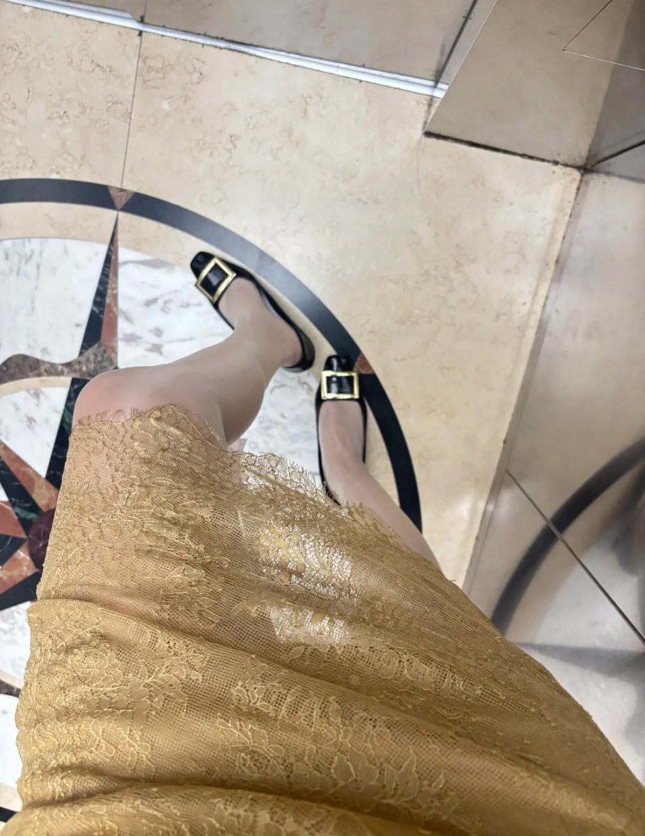 Ruby08855's tweet image. The real glow comes from within. Fashion only frames it. A neat outfit, sparkling tights, and quiet confidence make the perfect combination for any day. 🌞