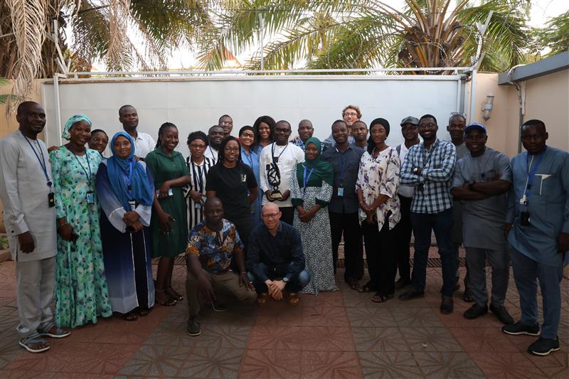 Après plus de 5 ans de dévouement à l’OIM Mali, Moussa TALL, Chargé d’Information publique par intérim, a été honoré lors d’un pot de départ. Le Chef de Mission et l’équipe lui ont rendu hommage pour son leadership et son engagement exemplaire. 
👏 Plein succès à lui !
#OIMMali