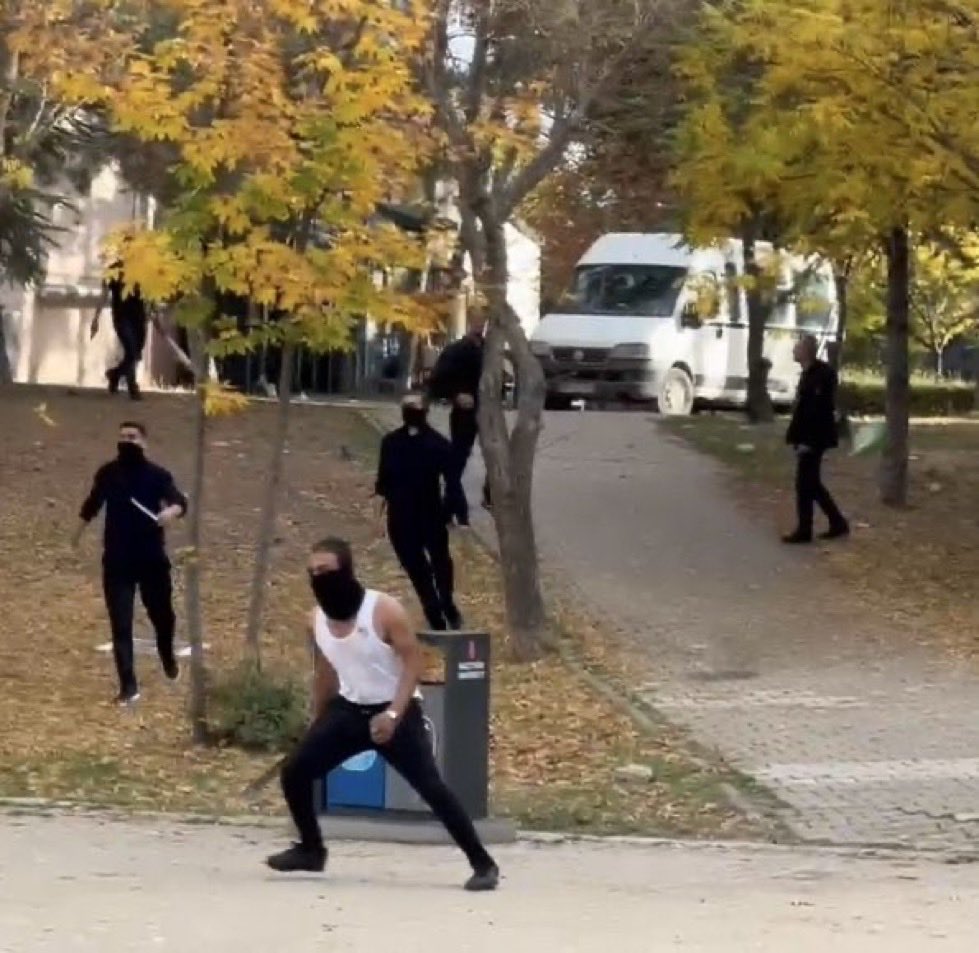 Hacettepe’de öğrencilerin yemek hakkına saldırıyorsunuz.
Ekmeğine göz diktiğiniz öğrencileri gözaltına alıyorsunuz.
Saldırganlar ise fakültede cirit atıyor.
Bu mu adaletiniz ?
Bu mu gençliğe bakışınız ?
Üniversiteye kontrgerilla sokan zihniyet,
kendi geleceğinden korkuyordur.