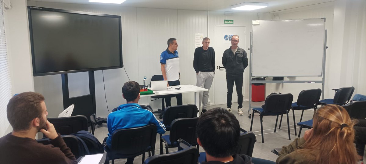 El curso UEFA 🅰️ de Cotorruelo en horario de mañana recibió este lunes la última clase del profesor <a href="/CarlosSalvachua/">Carlos Pérez Salvachúa</a>.

El director de la Escuela <a href="/serranonino/">miguel angel serrano</a> y el tutor <a href="/pumapar66/">José Luis Rodríguez</a> felicitaron al alumnado por su esfuerzo y alta implicación en esta formación de alto nivel.