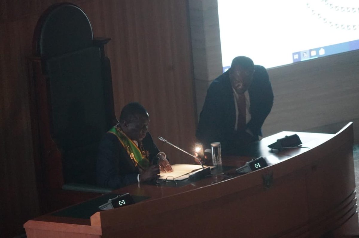 Sophie_Mokoena's tweet image. Power cut while president ⁦@edmnangagwa⁩ was reading his speech. #sabcnews