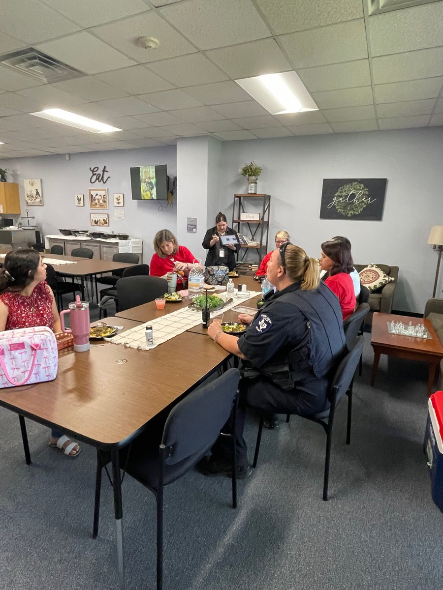 gccisd_edtech's tweet image. Teachers at Highlands Elementary enjoyed a lunch and learned how to use Notability to organize notes, annotate PDFs, and enhance classroom instruction. Thank you to the educators for attending and the team for the delicious lunch!