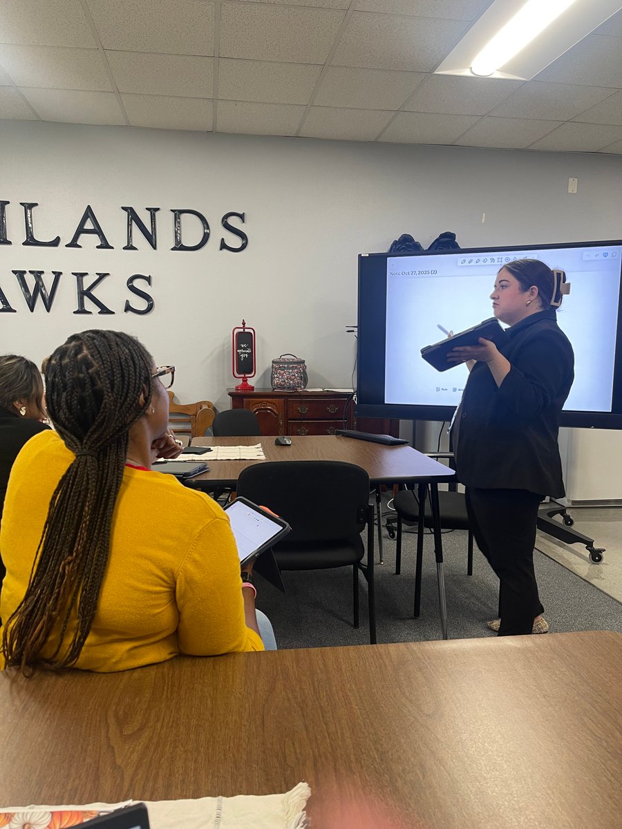 gccisd_edtech's tweet image. Teachers at Highlands Elementary enjoyed a lunch and learned how to use Notability to organize notes, annotate PDFs, and enhance classroom instruction. Thank you to the educators for attending and the team for the delicious lunch!