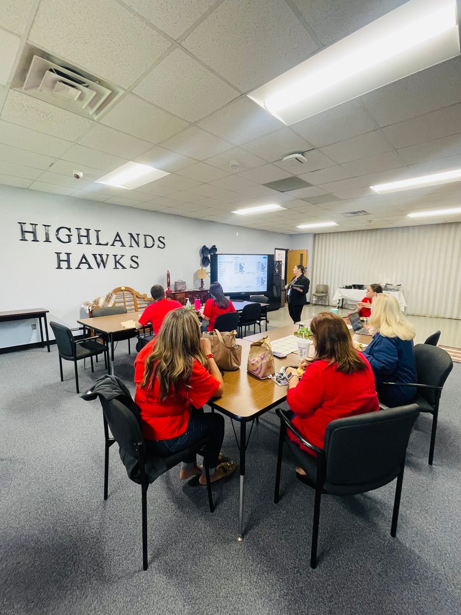 gccisd_edtech's tweet image. Teachers at Highlands Elementary enjoyed a lunch and learned how to use Notability to organize notes, annotate PDFs, and enhance classroom instruction. Thank you to the educators for attending and the team for the delicious lunch!