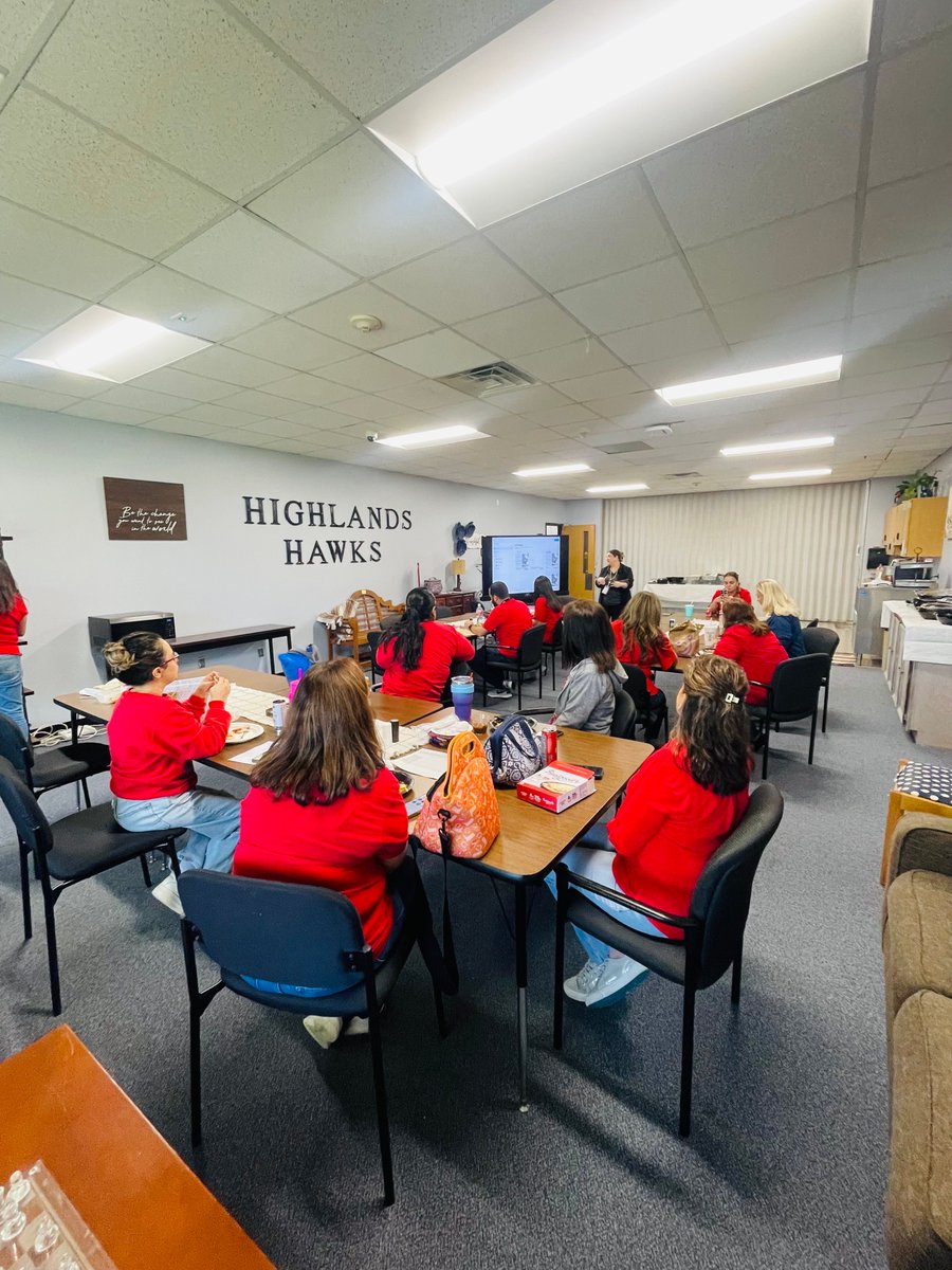gccisd_edtech's tweet image. Teachers at Highlands Elementary enjoyed a lunch and learned how to use Notability to organize notes, annotate PDFs, and enhance classroom instruction. Thank you to the educators for attending and the team for the delicious lunch!