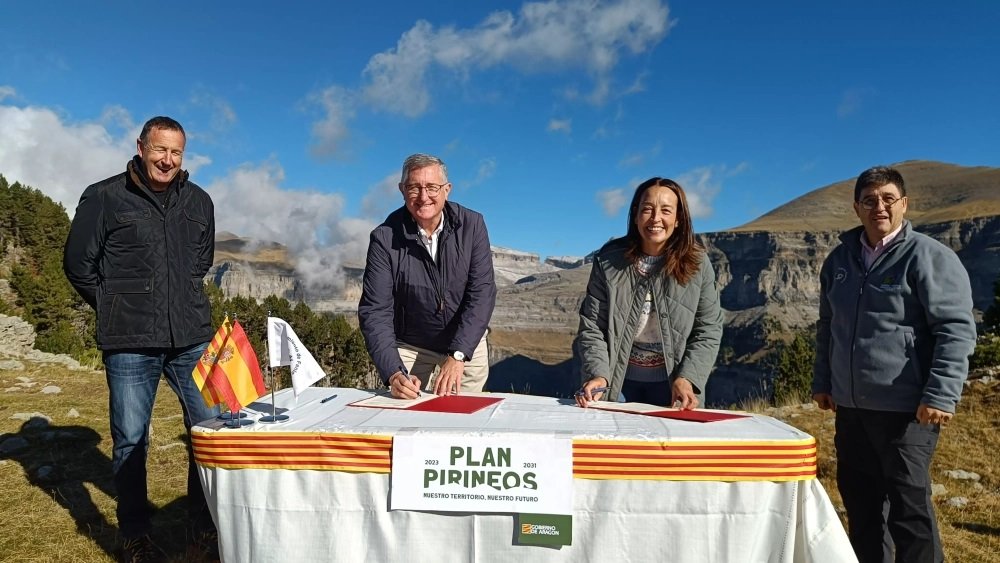 ¿Qué nueva ocurrencia trama el Pignatelli para decorar el Pirineo aragonés?
Aqui foto del consejero Blasco, posando en Ordesa para anunciar que construirá una carretera en el PN para conectar con un mirador muy exclusivo, 180.000 €.
✍️JL Martinez de PDMA
plataformamontanas.es/panico