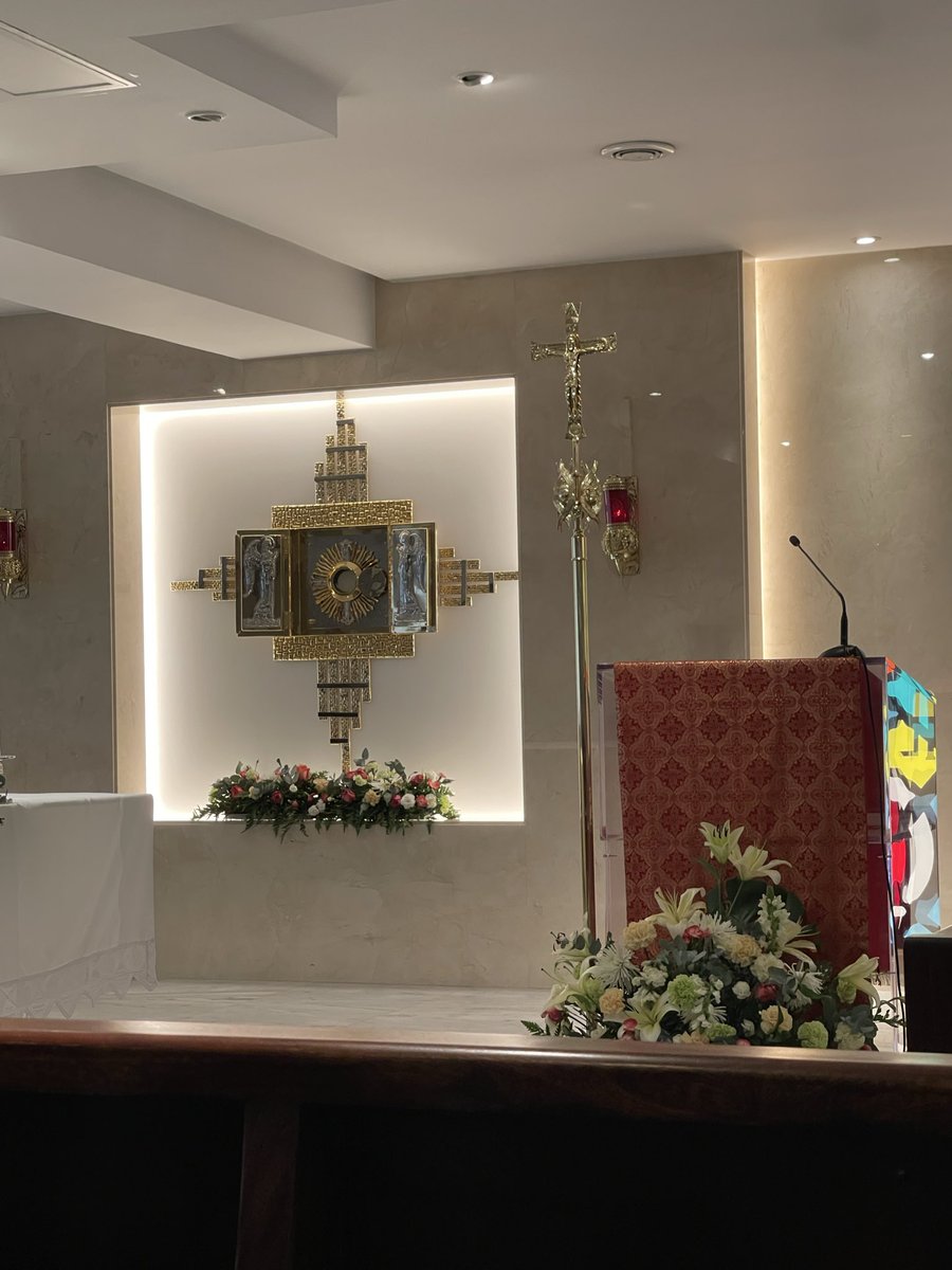 He venido a verte Señor
por los que siguen esta
cuenta. 
Ayúdalos
en sus necesidades.
También te pido por los
que me ofenden,
por Hablar de ti 
y de tú Madre.
Te pido 
por su conversión 
y la mía.
Por su santidad y la mía. 
Enséñame a amar.