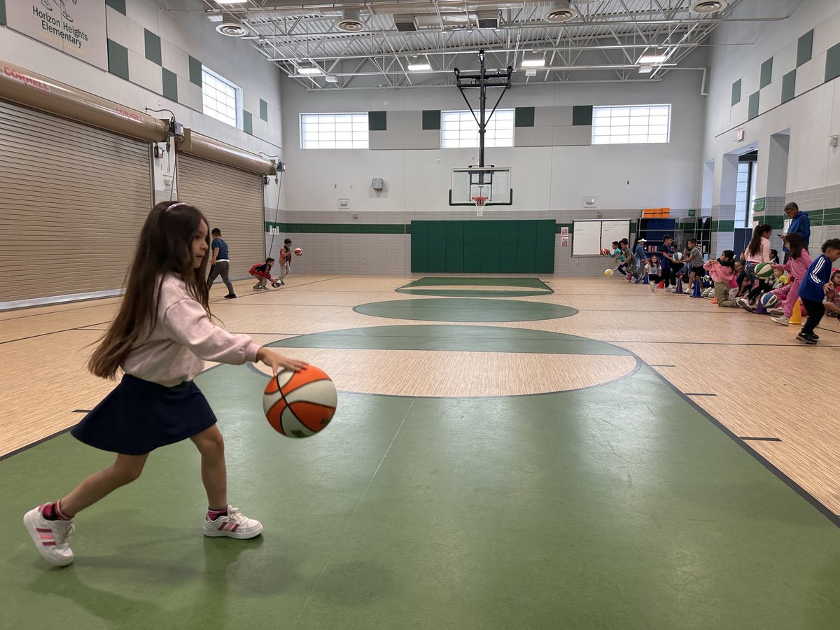 CoachColby_HHES's tweet photo. Practicing our manipulative skills 🏀⛹️⛹️‍♀️⛹️‍♂️ #DribbleDribble #TeamSISD https://t.co/0759DOPmTR