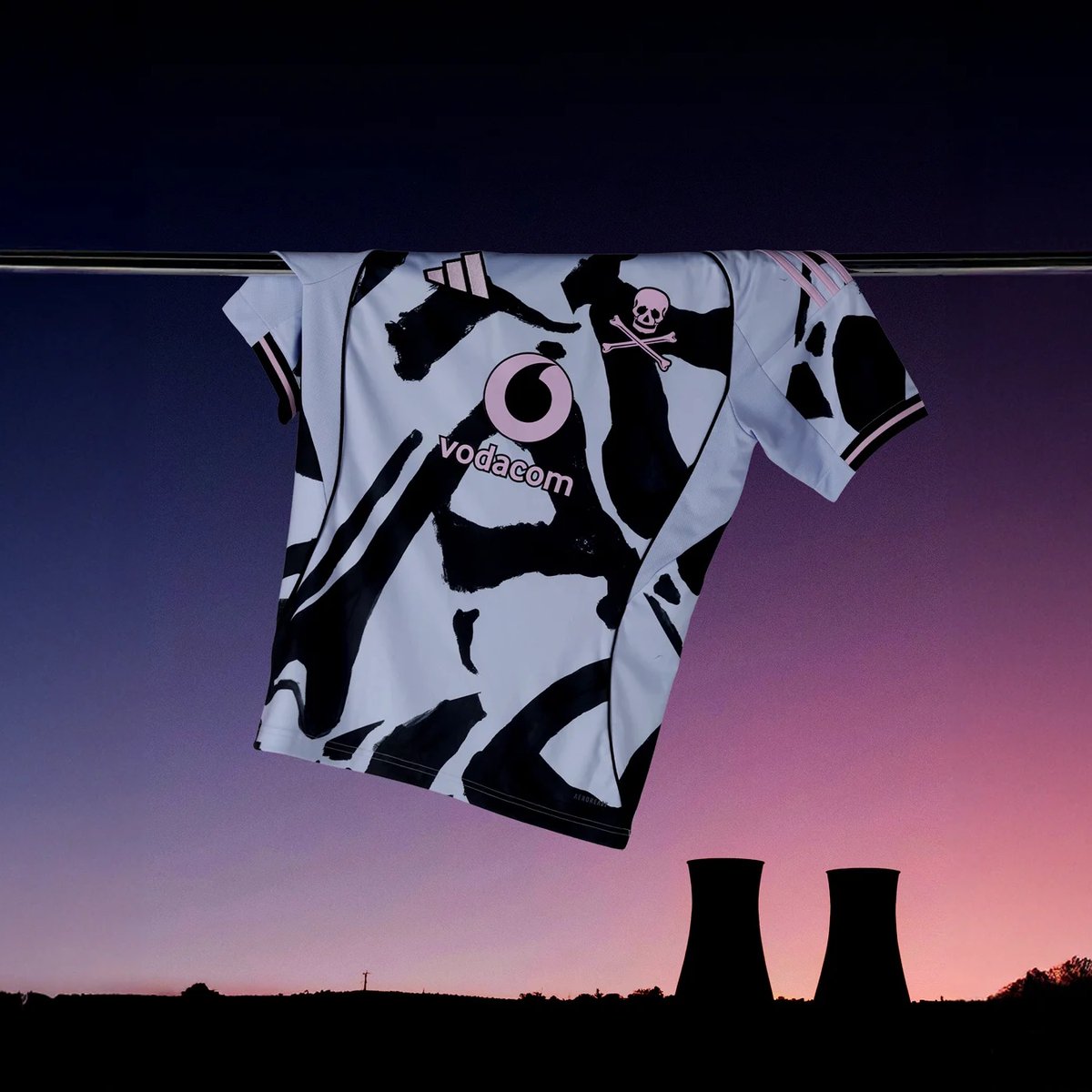 iDiskiTimes's tweet image. Rate Orlando Pirates' 3rd kit out of 10! ☠️

@adidasZA