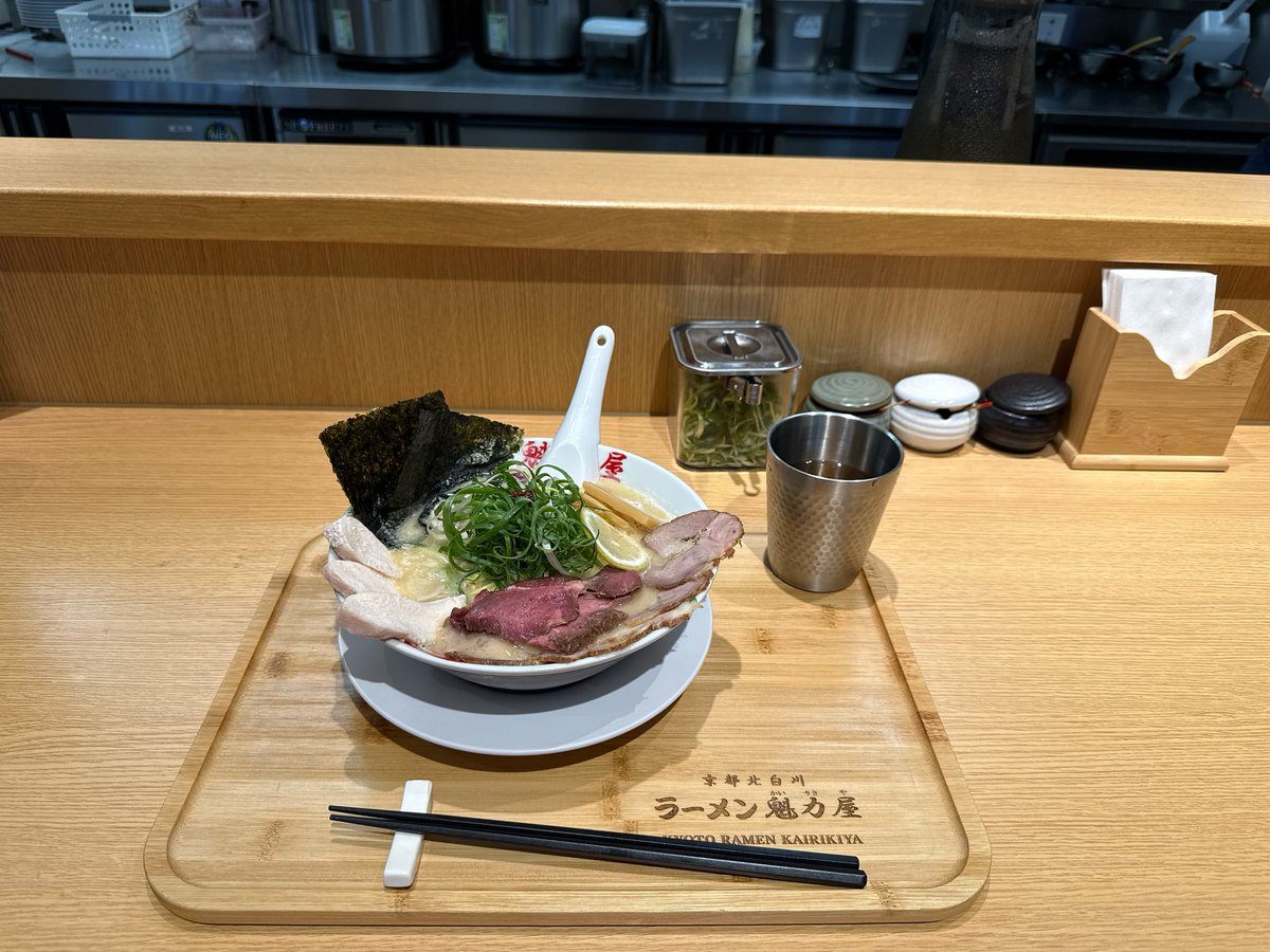 來吃台灣首創雞白湯醬油與限定版台灣新味，搭配烤牛肉、燒豚叉燒、雞胸叉燒三種肉品
#台南新光三越小北門
#魅力屋拉麵