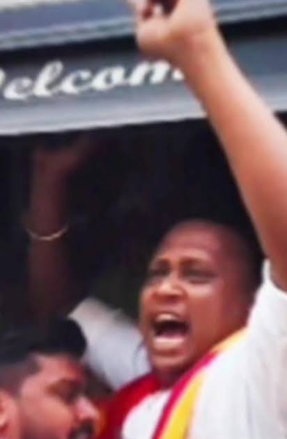 என் பேரு எங்கடா,
என்னயவா நீக்குறீங்க!? என்கிட்ட வாங்குன பணத்தை குடுங்கடா அயோக்கிய ராஸ்கல்களா!!!!!? 🤪