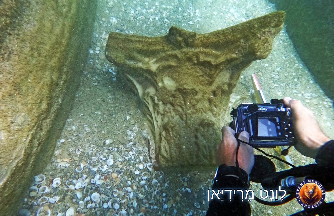 LevantMeridian's tweet photo. 👉🏻“Trade knows no walls; it only knows routes.”

❌The claim: The Levant was always isolated, caught in local conflicts.
✅The fact: It was a hub, a maritime cross-roads, long before modern states.

Off the northern coast of modern Israel, archaeologists located three Iron Age shipwrecks whose cargoes tell us about trade networks, Mediterranean connection and the Levant’s deep involvement in antiquity.