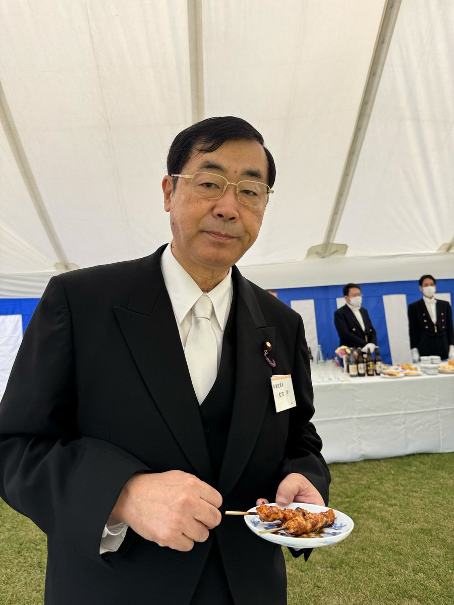 天皇皇后両陛下御催しの秋の園遊会に夫婦で出席いたしました。天気にも恵まれ、広い赤坂御苑の美しい緑と、某議員から「早めに行ってぜひ」と勧められていた焼き鳥などを堪能し、各界の知人の方々と挨拶を交わしたあと、参政党からは私（常任委員長として）、神谷代表と安藤幹事長の三人と私の妻が並び