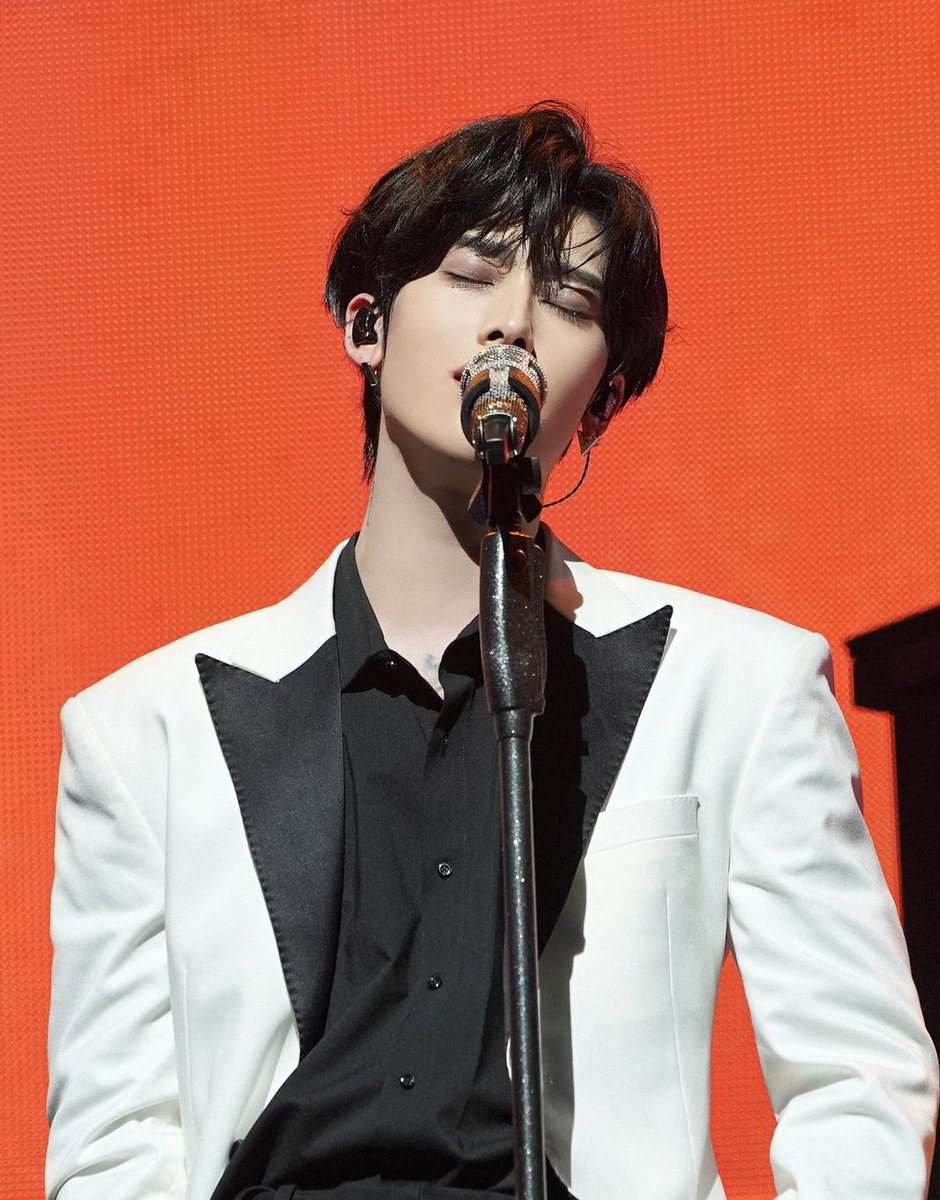 rickyIover's tweet image. ricky’s pretty eyeshadow 🤍