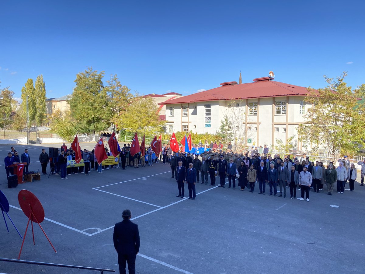 🇹🇷Cumhuriyetimizin 102. yıl dönümü münasebetiyle İlçemiz Osman Gazi Ortaokulu Bahçesindeki Atatürk Anıtı’na çelenk sunma töreni düzenlendi. 

📌Düzenlenen törene; Kaymakamımız Sn. Erkan MİNUZ, Belediye Başkanı Sn. İsmet ASLAN ve ilçe protokolü katıldı.