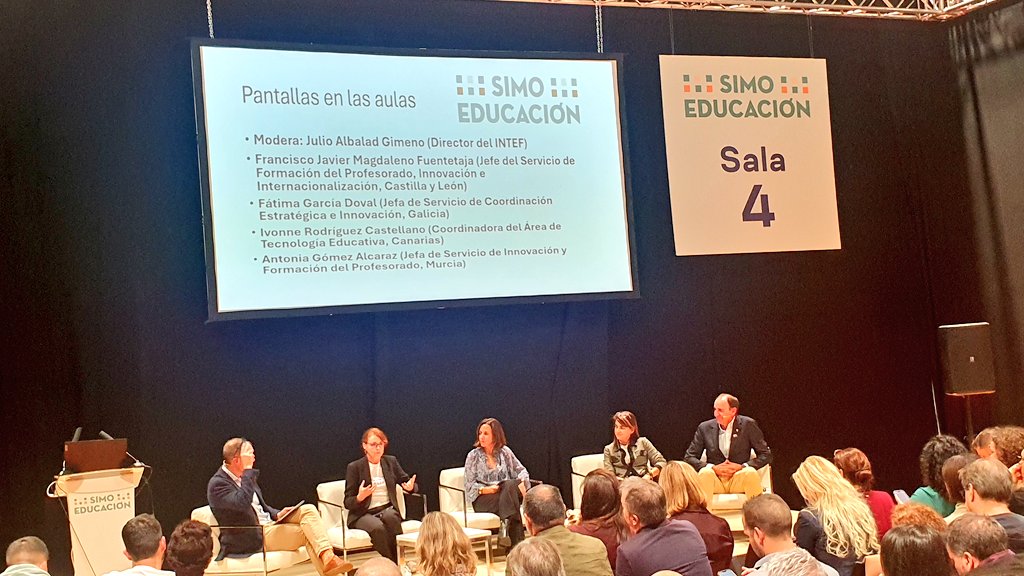 Pantallas en las aulas❔️❓️ Situación en el sistema educativo español.🗣🖥💻🗣D.Fco. Javier Magdaleno (Jefe de Servicio de Formación ,Innovación e Internacionalización de <a href="/educacyl/">Educación JCyL</a> ) 👉Debate  moderado por Julio Albalad  <a href="/educaINTEF/">Educación INTEF</a>📍<a href="/SIMOEDU_/">SIMO EDUCACIÓN</a> 🕜13:30 horas. #InnovaCyL