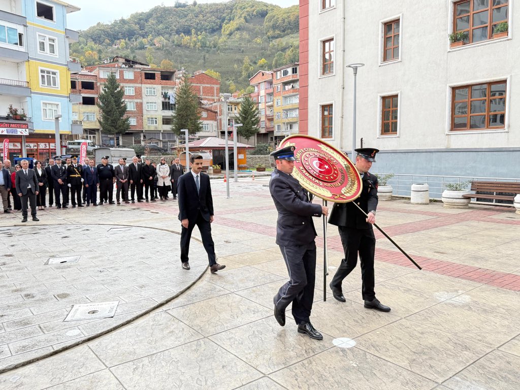 Cumhuriyetimizin 102. yılı kutlamaları kapsamında, ilçemizde “29 Ekim Cumhuriyet Bayramı Çelenk Sunma Töreni” düzenlendi.
Kaymakamımız Sayın Halil İbrahim AKIN, eşi Zehra Nur COŞKUN AKIN, Belediye Başkanımız Sn. Bülent GÜNEY, protokol üyeleri, kurum amirleri katıldı.
