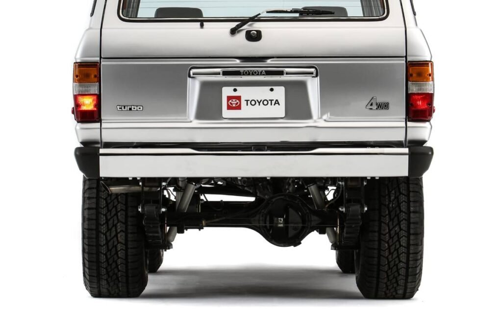 🚗 Toyota revive un clásico de los 80

▪ El prototipo Toyota Turbo Trail Cruiser es una reinterpretación del legendario Land Cruiser FJ60 con motor V6 biturbo de 3,4 l que entrega 389 CV y 650 Nm. 

▪ Conserva buena parte del diseño original, pero suma suspensión elevada,