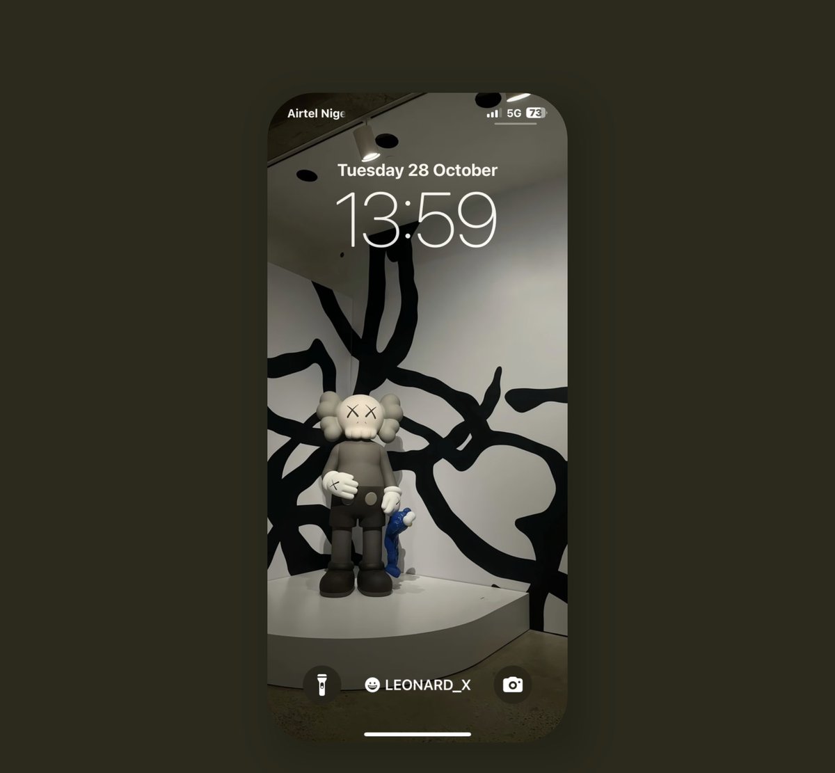 Leonard18_X's tweet image. "Chilling with my mini-me in the shadows 🖤✖️ #KAWSCompanion #ArtVibes #MinimalMood"