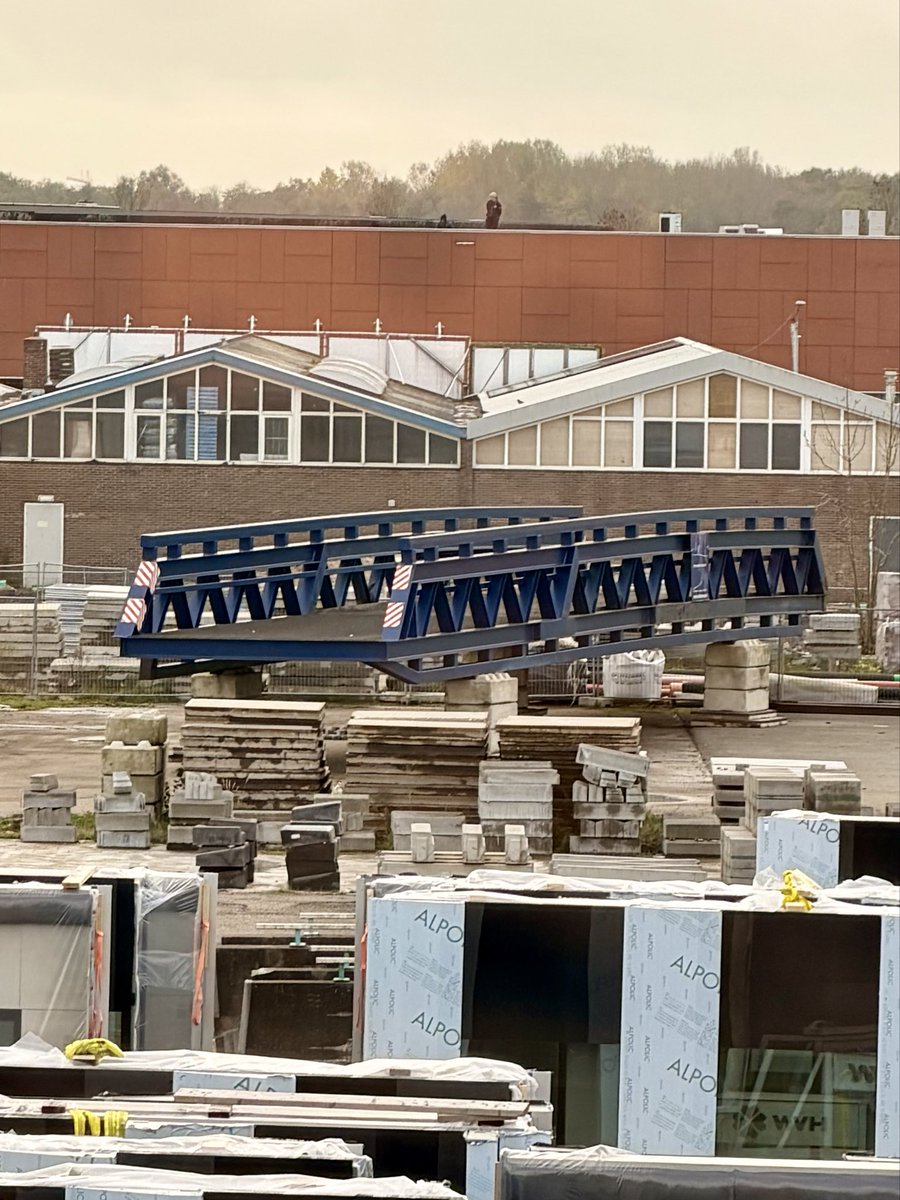 Hoe cool is dit? Hier ligt onze circulaire fietsbrug in opslag. Die gaat ingezet worden over de Hoofdvaart bij Abbenes marjaruigrok.nl/2024/07/23/duu… <a href="/DuraVermeer/">Dura Vermeer</a>