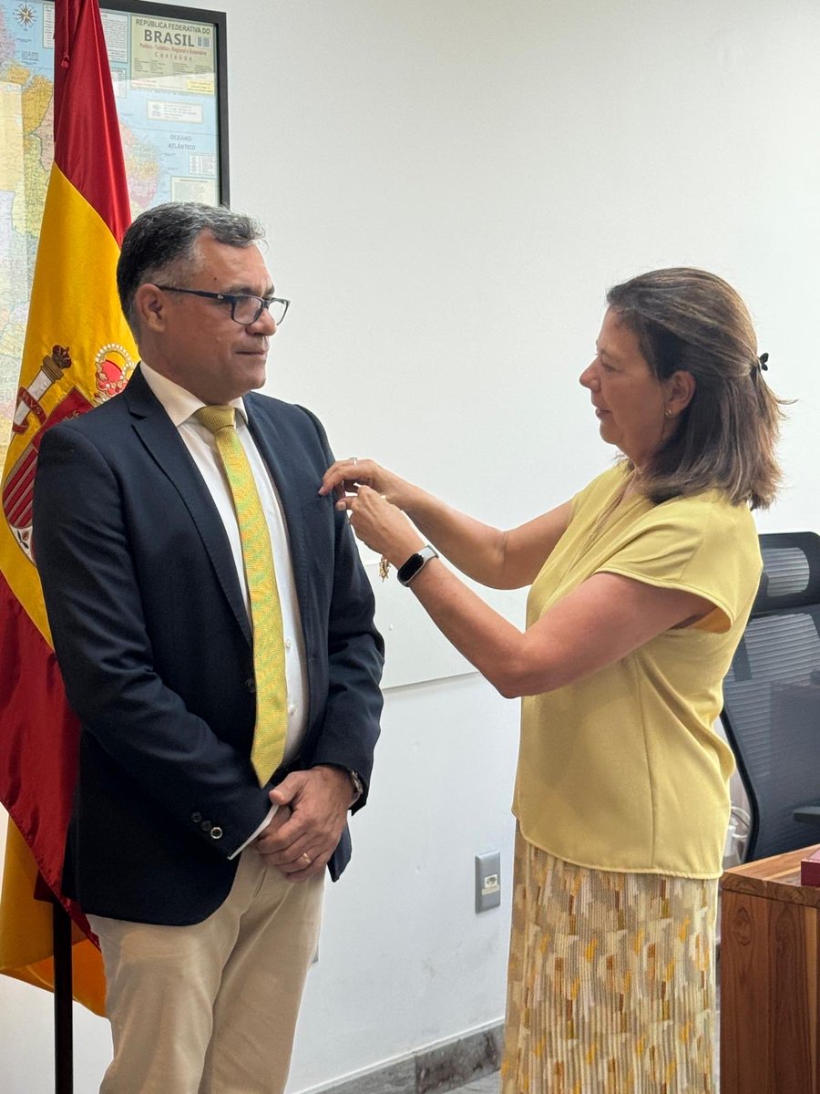 A Embaixadora junto ao Cônsul Geral em Salvador <a href="/ConEspBahia/">Consulado General de España en Salvador de Bahía</a> entregou a Cruz de Oficial da Ordem de Isabel a Católica ao Dr Jairdilson Paz Silva, intelectual que ajuda ao fortalecimento dos laços académicos e universitarios 🇪🇸🇧🇷pelo estudo da historia constitucional do Século XIX