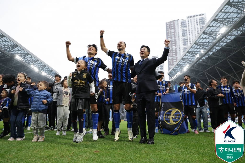 holazuni's tweet photo. ⚓️“How Incheon United Turned Relegation into Redemption in Just One Year” 🇰🇷🔥

One year ago, they wept in despair.
Today, they celebrate as champions. 🏆
Inside the incredible story of how #IncheonUnited rebuilt their identity, trusted their core, and returned to K League 1 under Yoon Jung-hwan’s fearless leadership.

📖 Read the full feature: The Year Incheon Refused to Break

👉 Resilience. Loyalty. Redemption.

🔗 [https://t.co/06su17VfYM]

#KLeague #IncheonUnited #YoonJunghwan #Mugosa #KLeague2Champions